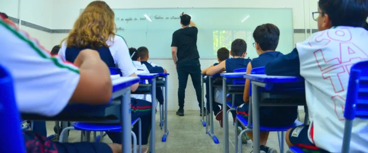Colatina atualiza piso e reajusta salários do magistério