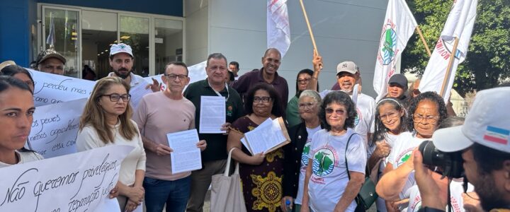 Atingidos pela barragem de Mariana e agricultores familiares ocupam o hall de entrada da Prefeitura de Colatina em defesa da Educação do Campo