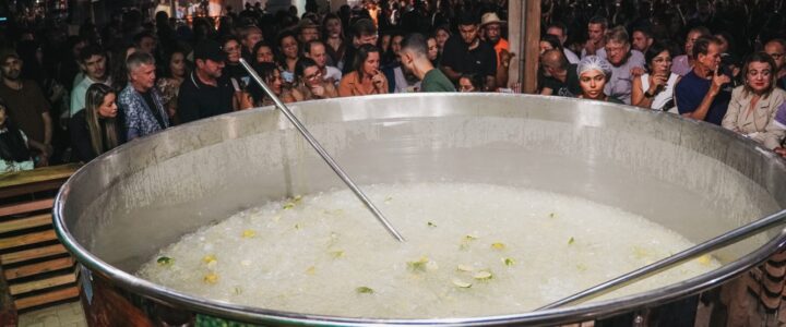 São Roque do Canaã desafia o próprio recorde e prepara caipirinha de 1.500 litros para o 2º Festival da Cachaça