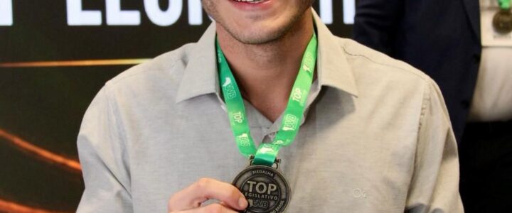 Caio Ferraz recebe, pelo segundo ano consecutivo, a Medalha Top Legislativo