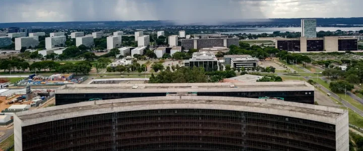 Justiça suspende demissões em massa de trabalhadores das Casas Bahia